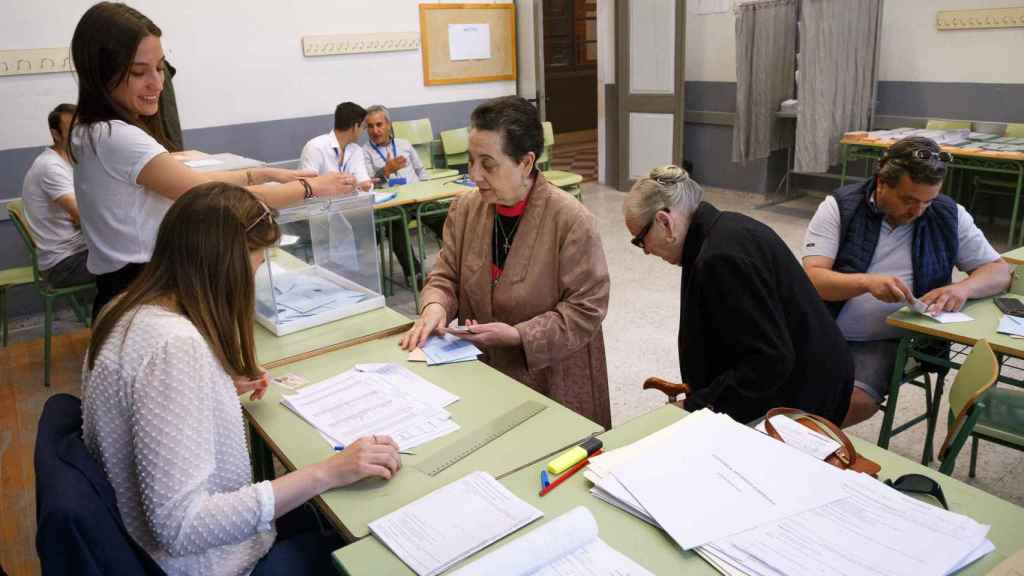 Dos mujeres votan en las últimas elecciones europeas en Zamora