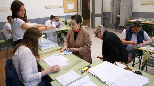 Dos mujeres votan en las últimas elecciones europeas en Zamora