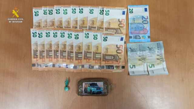 El dinero y la droga incautados a dos jóvenes