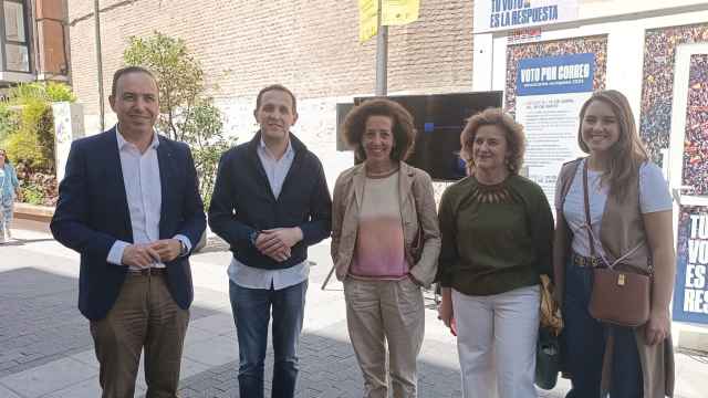 Víctor Alonso, Conrado Íscar, Mercedes Cantalapiedra y Paloma Vallejo en la caseta de campaña del PP