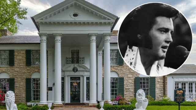 Elvis Presley en un fotomontaje de EL ESPAÑOL junto a su mansión.