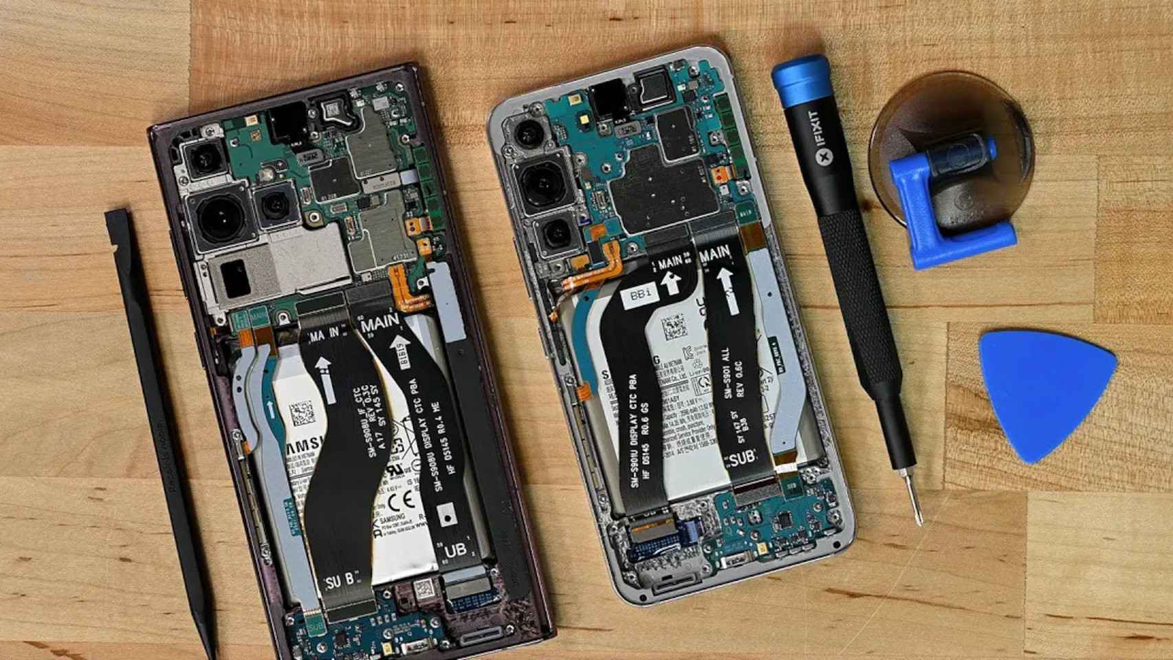 Samsung Galaxy S22 y Galaxy SS2+ siendo desmontados