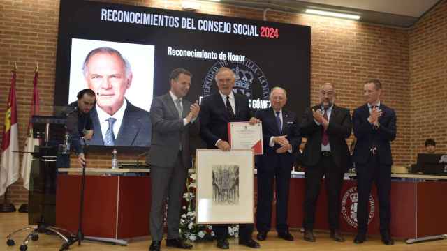 Entrega del premio a Pedro Piqueras. Foto: UCLM.