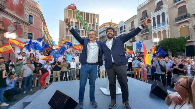Alberto Núñez Feijoó y Fernando López Miras durante el mitin del PP en Murcia para las Elecciones Europeas.