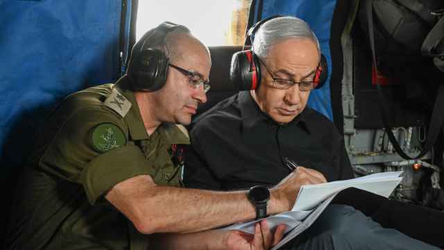 El primer ministro israelí, Benjamín Netanyahu, durante su visita de este jueves a la base del ejército en el norte del país.