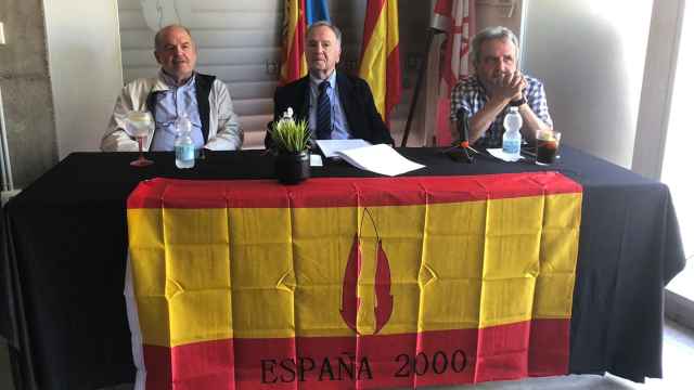 Miguel Bernad, en el centro, en la charla que dio este viernes en la sede de España 2000 en Valencia.