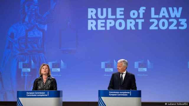 La vicepresidenta Vera Jourová y el comisario de Justicia, Didier Reynders, presentando el Informe sobre el Estado de derecho 2023.