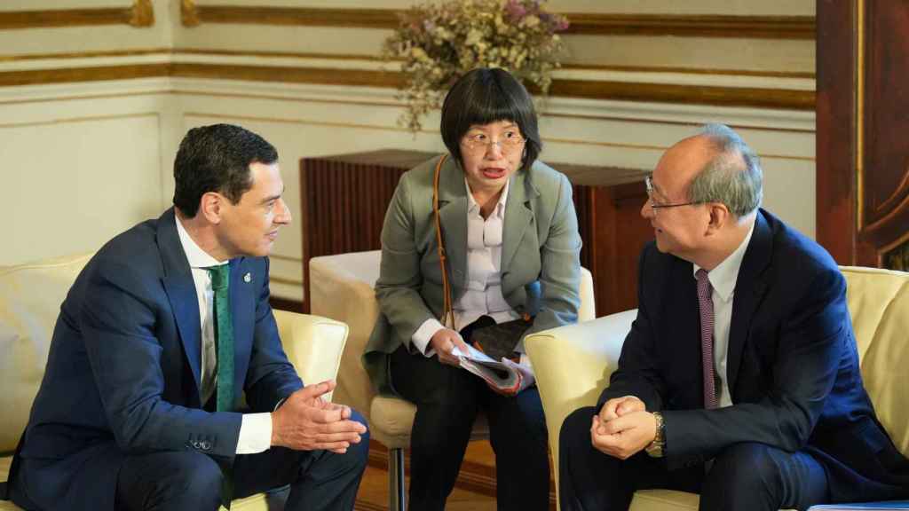 El presidente de la Junta de Andalucía, Juanma Moreno, reunido esta semana en Sevilla con Yin Li, miembro del Buró Político del Comité Central del PCCh y secretario del Comité Municipal del PCCh de Pekín.