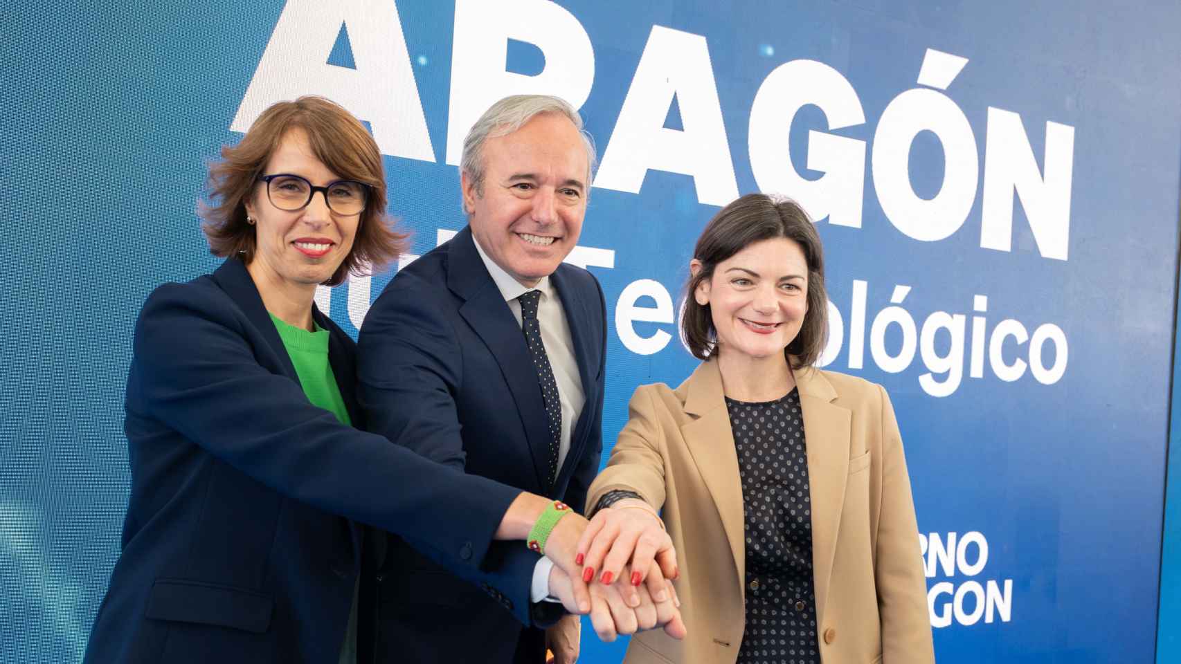 De izquierda a derecha: Suzana Curic, directora general de AWS para Iberia; Jorge Azcón, presidente de Aragón; Niamh Gallagher, directora de Política Pública de Infraestructuras de AWS.