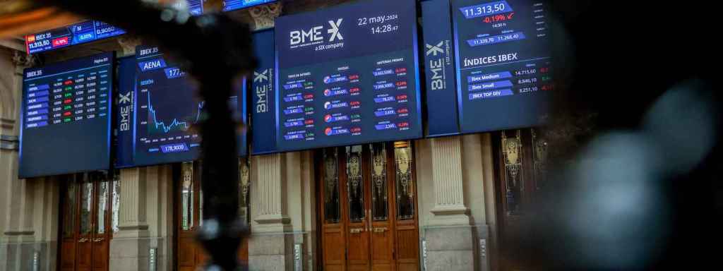 Un panel del Palacio de la Bolsa de Madrid muestra la cotización del Ibex 35.