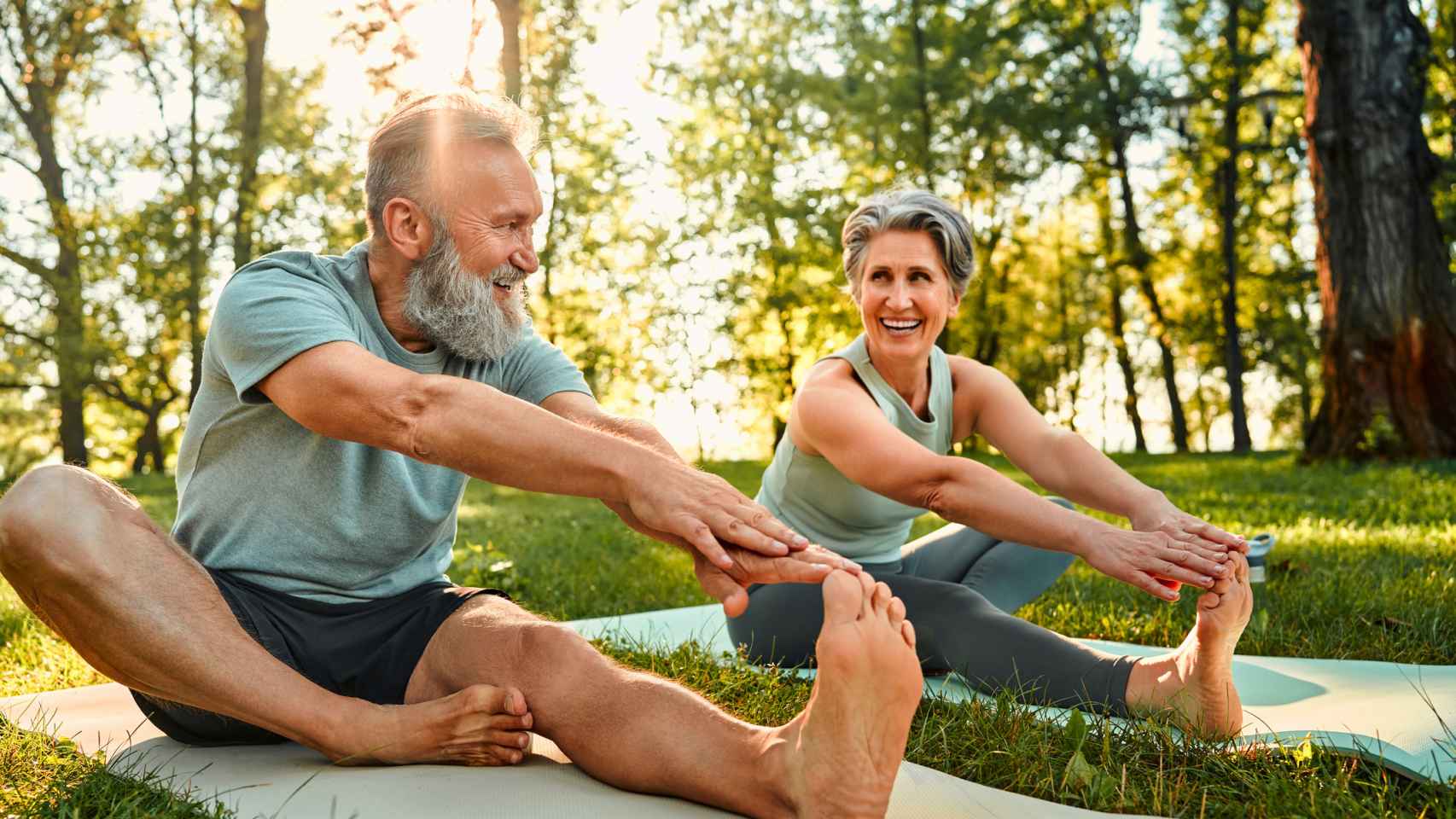 Pareja haciendo ejercicio.