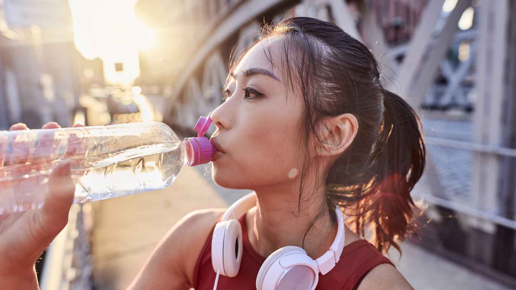 Mujer bebiendo agua.