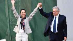 Claudia Sheinbaum, candidata en las elecciones presidenciales de México, junto a Andrés Manuel López Obrador (AMLO), actual mandatario del país sudamericano.