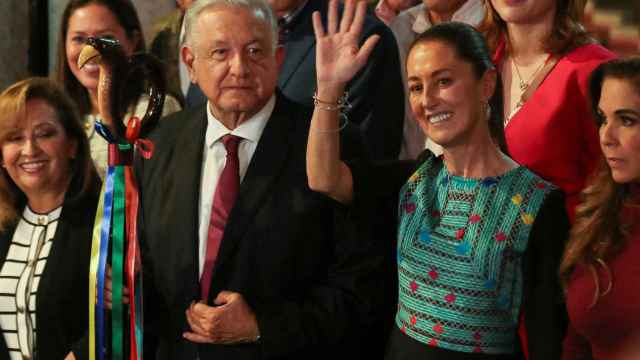 La candidata a la presidencia de México, Claudia Sheinbaum, con el actual mandatario, Andrés López Obrador (AMLO)