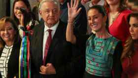 La candidata a la presidencia de México, Claudia Sheinbaum, con el actual mandatario, Andrés López Obrador (AMLO)