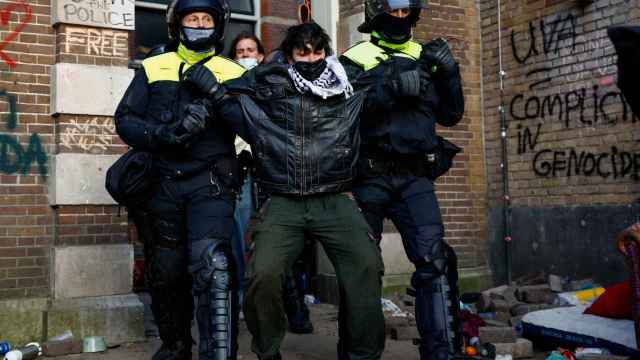 Agentes de policía detienen a un manifestante propalestino en la Universidad de Ámsterdam el pasado mayo.