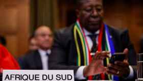 El embajador de Sudáfrica en los Países Bajos, Vusimuzi Madonsela, este viernes durante la lectura del fallo.