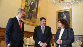 La alcaldesa de Santiago, junto con el presidente de Mercada y el delegado del Gobierno.