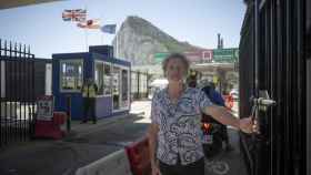 Luis Borjas, junto a la misma verja que separaba La Línea de Gibraltar y que abrió en 1982.