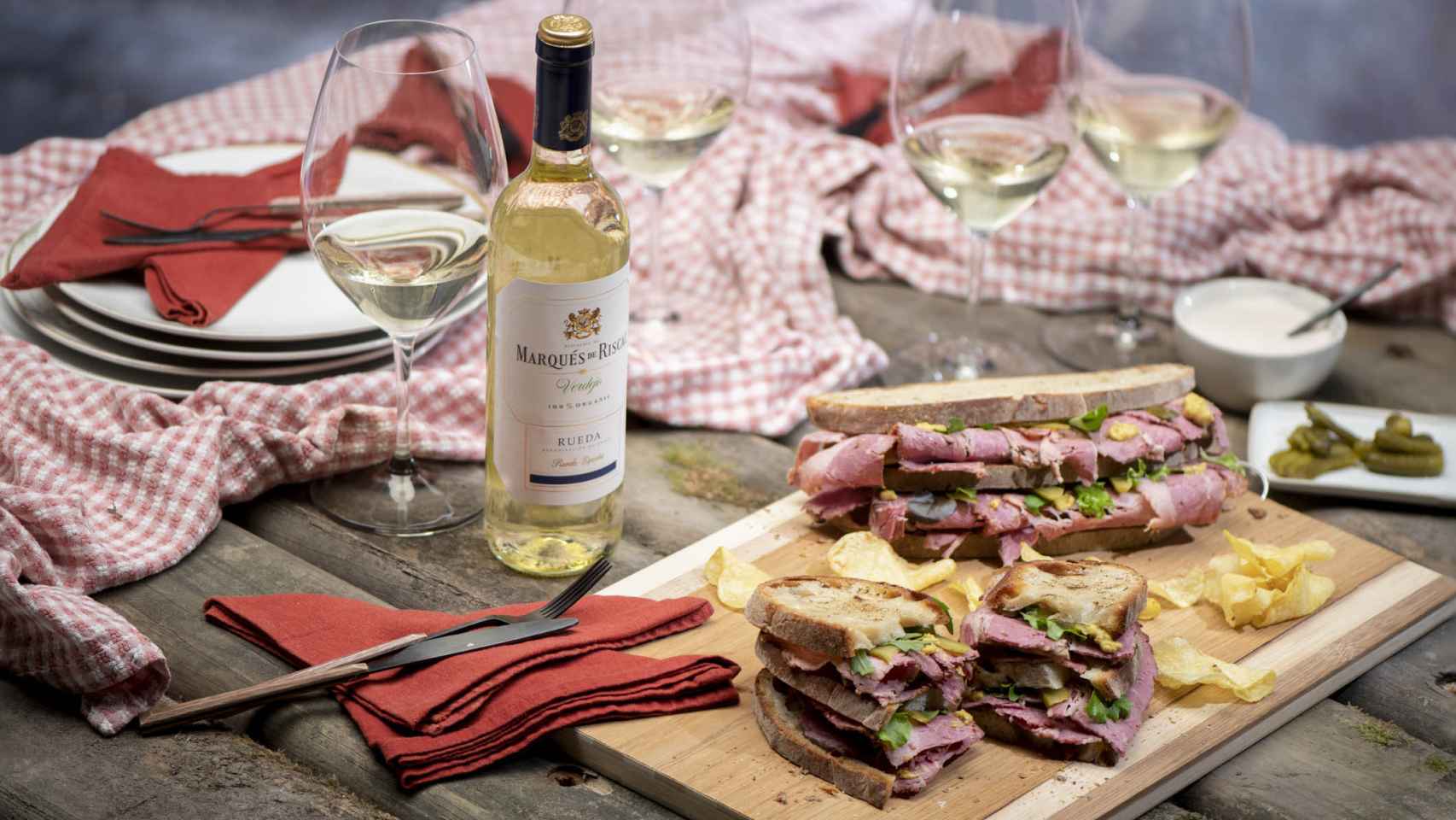 Sandwich de pastrami acompañado de un Marqués de Riscal Verdejo.