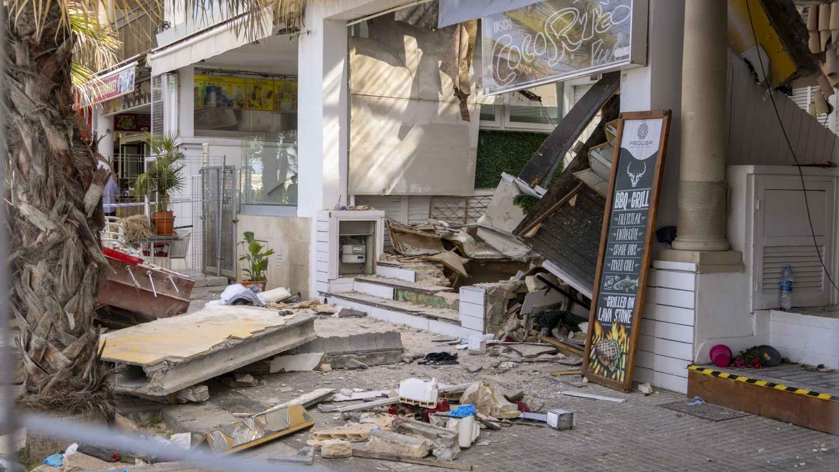 Así ha quedado el restaurante tras derrumbarse la terraza.