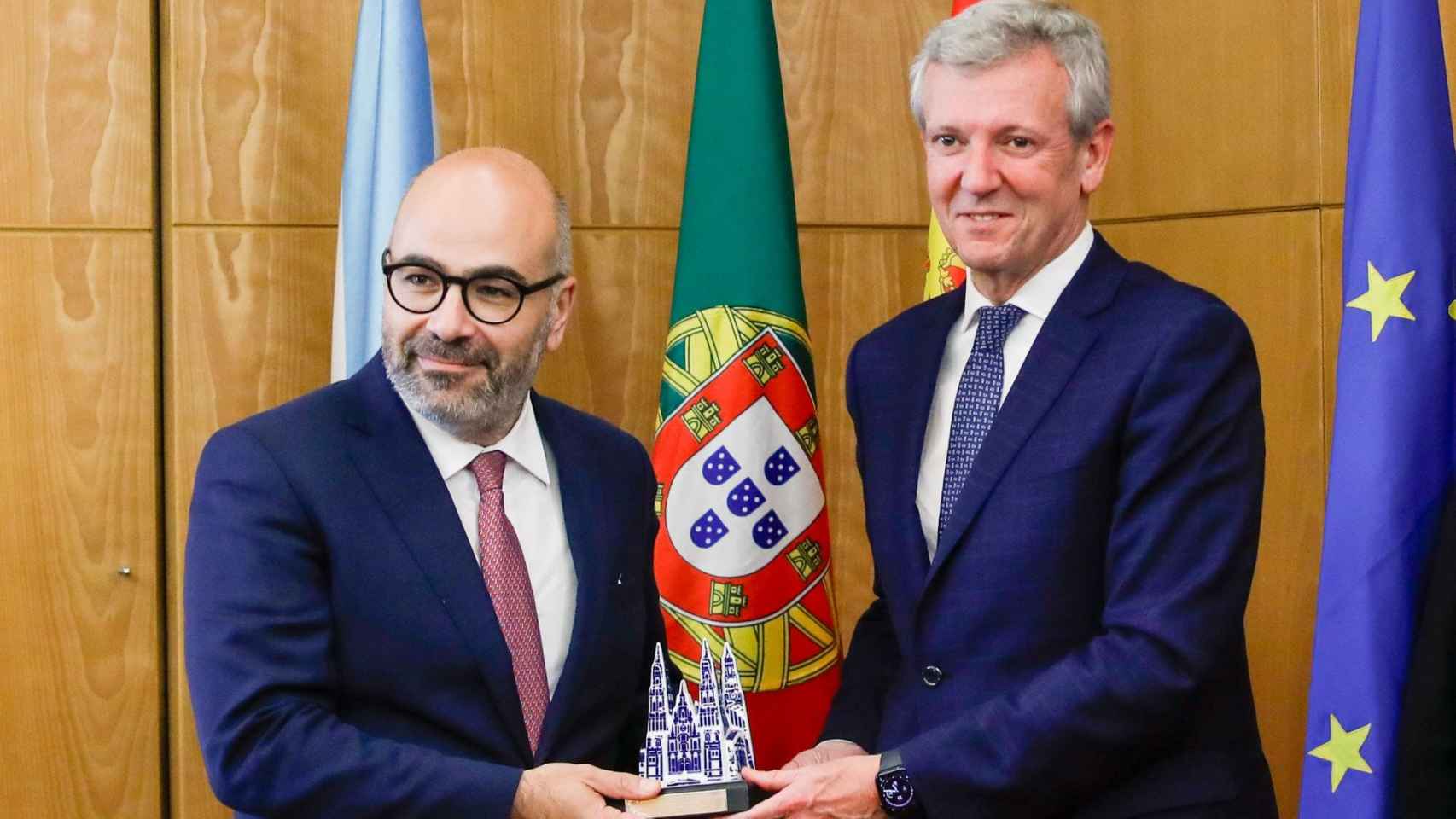 El ministro de Infraestructuras de Portugal, Miguel Pinto, con el presidente de la Xunta, Alfonso Rueda.