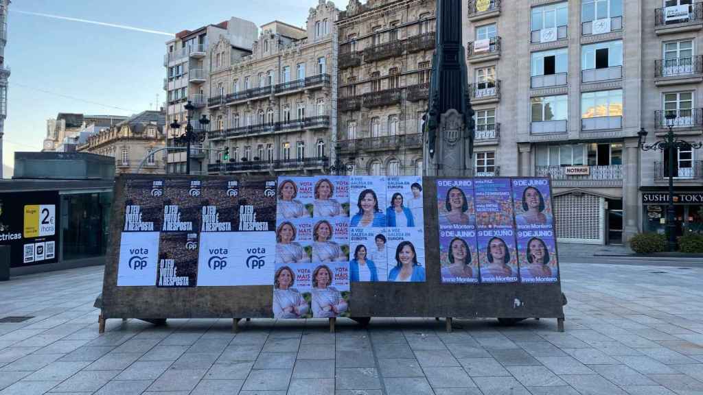 Carteles en el centro de Vigo de la campaña para las elecciones europeas 2024.