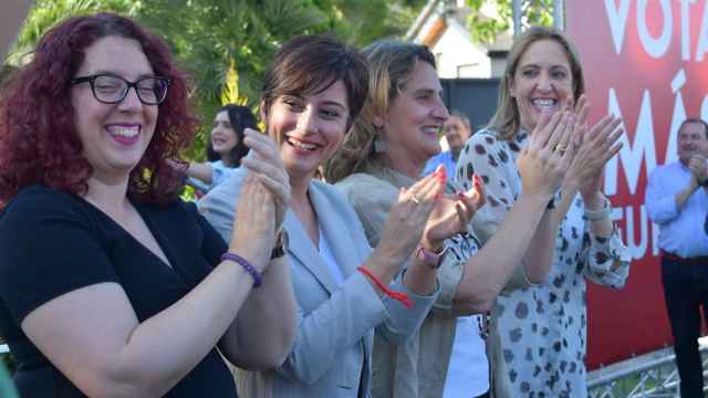 La ministra de Vivienda, Isabel Rodríguez; la cabeza de lista del PSOE al Parlamento Europeo, Teresa Ribera y Cristina Maestre, candidata número 12 de la lista.