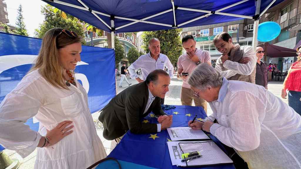 Recogida de firmas del PP pidiendo el soterramiento del AVE en Talavera de la Reina.