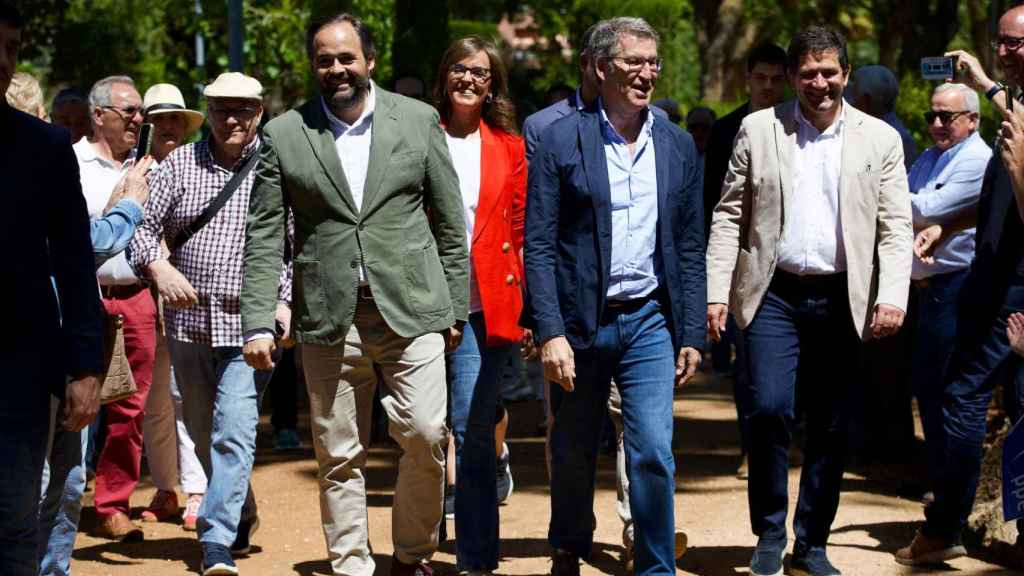 Paco Núñez, Carmen Fúnez, Alberto Núñez Feijóo y Miguel Ángel Valverde llegando al acto de campaña del PP en Tomelloso.