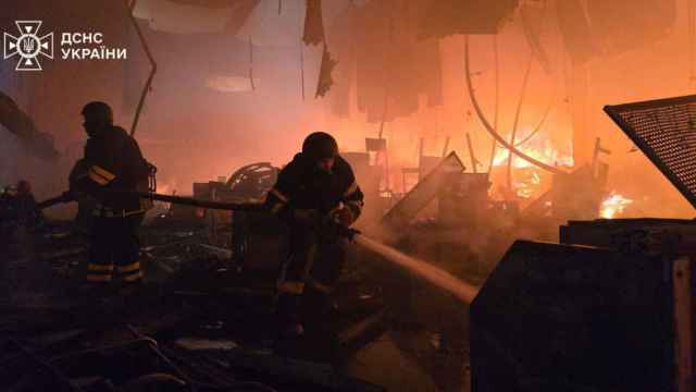 Los bomberos intentan sofocar las llamas en el interior del edificio bombardeado en Járkov.