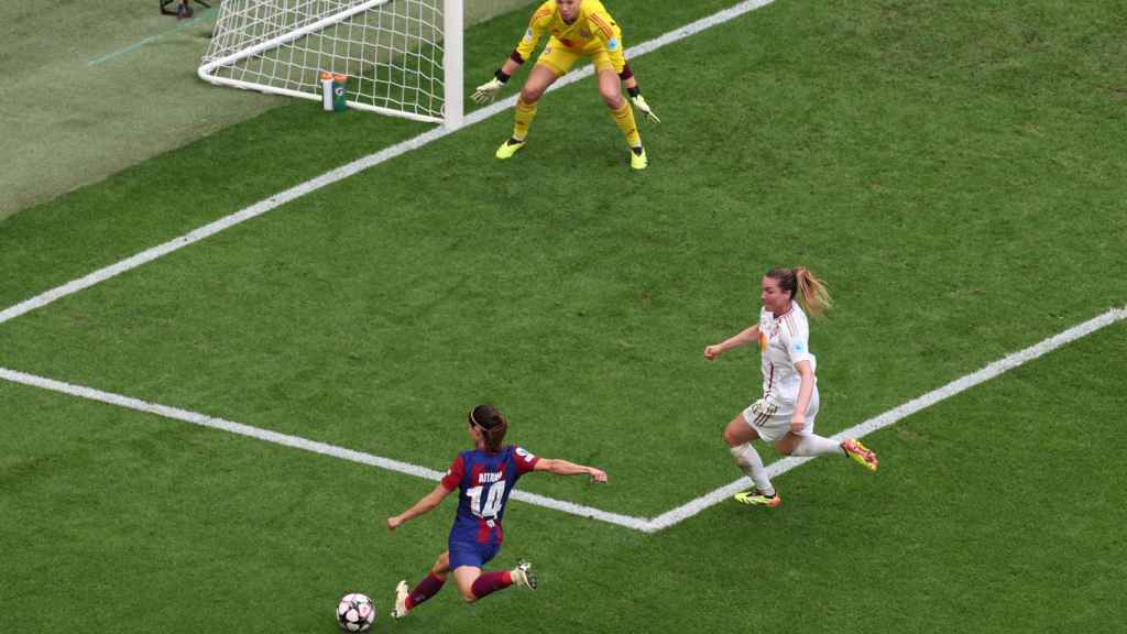 Momento en el que Aitana remata a gol frente al Lyon.