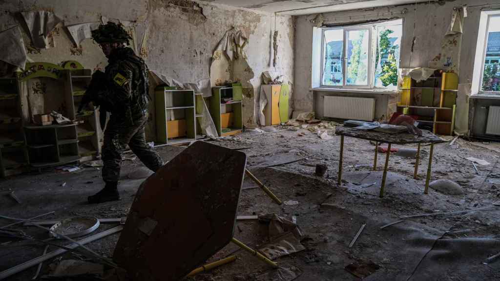 Interior de una escuela bombardeada en los alrededores de Bilohorivka.