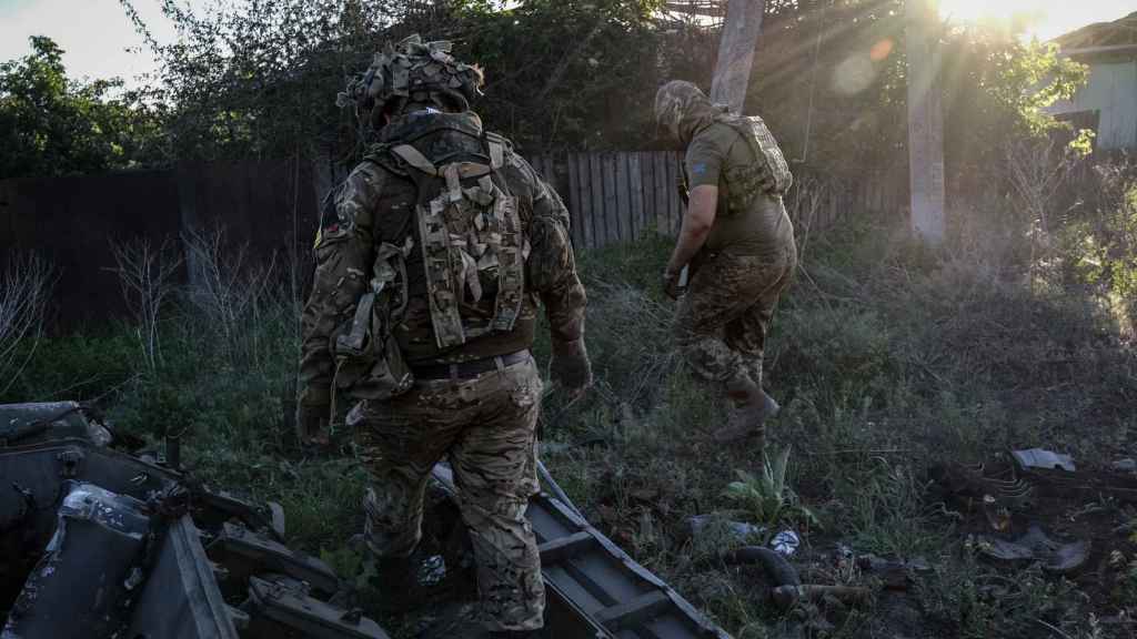 Dos soldados de la Legión Internacional inspeccionan los alrededores de Bilohorivka.