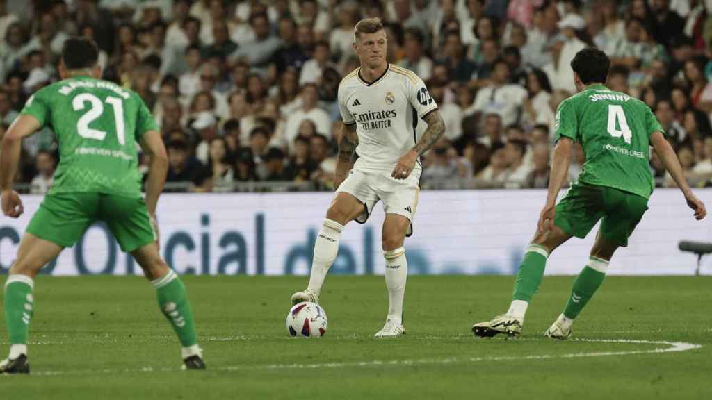 Kroos mueve el balón ante el Betis en su último partido en el Santiago Bernabéu.