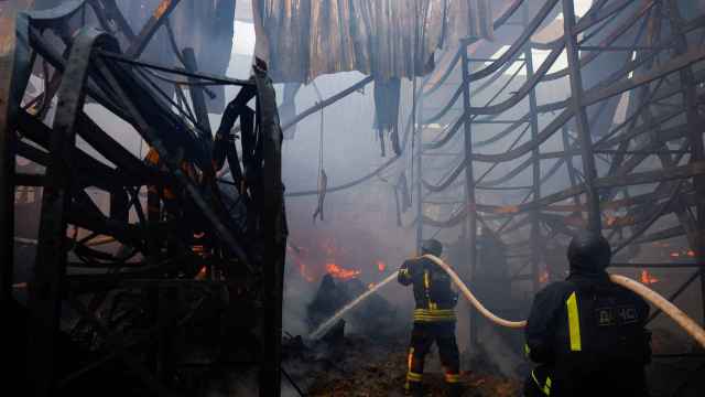 Los bomberos sofocan el incendio en el supermercado bombardeado por Rusia en Járkov.