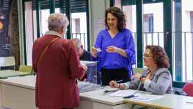 Una mujer votando en un colegio electoral en Segovia