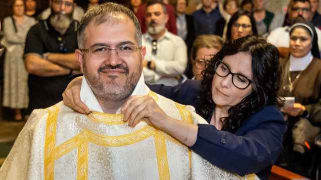 Teresa Anciones, mujer de Daniel Mielgo, le ayuda a poner la dalmática, en la Catedral de Ciudad Rodrigo (Salamanca)