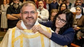 Teresa Anciones, mujer de Daniel Mielgo, le ayuda a poner la dalmática, en la Catedral de Ciudad Rodrigo (Salamanca)
