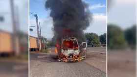 Incendio de un microbús en Trabazos