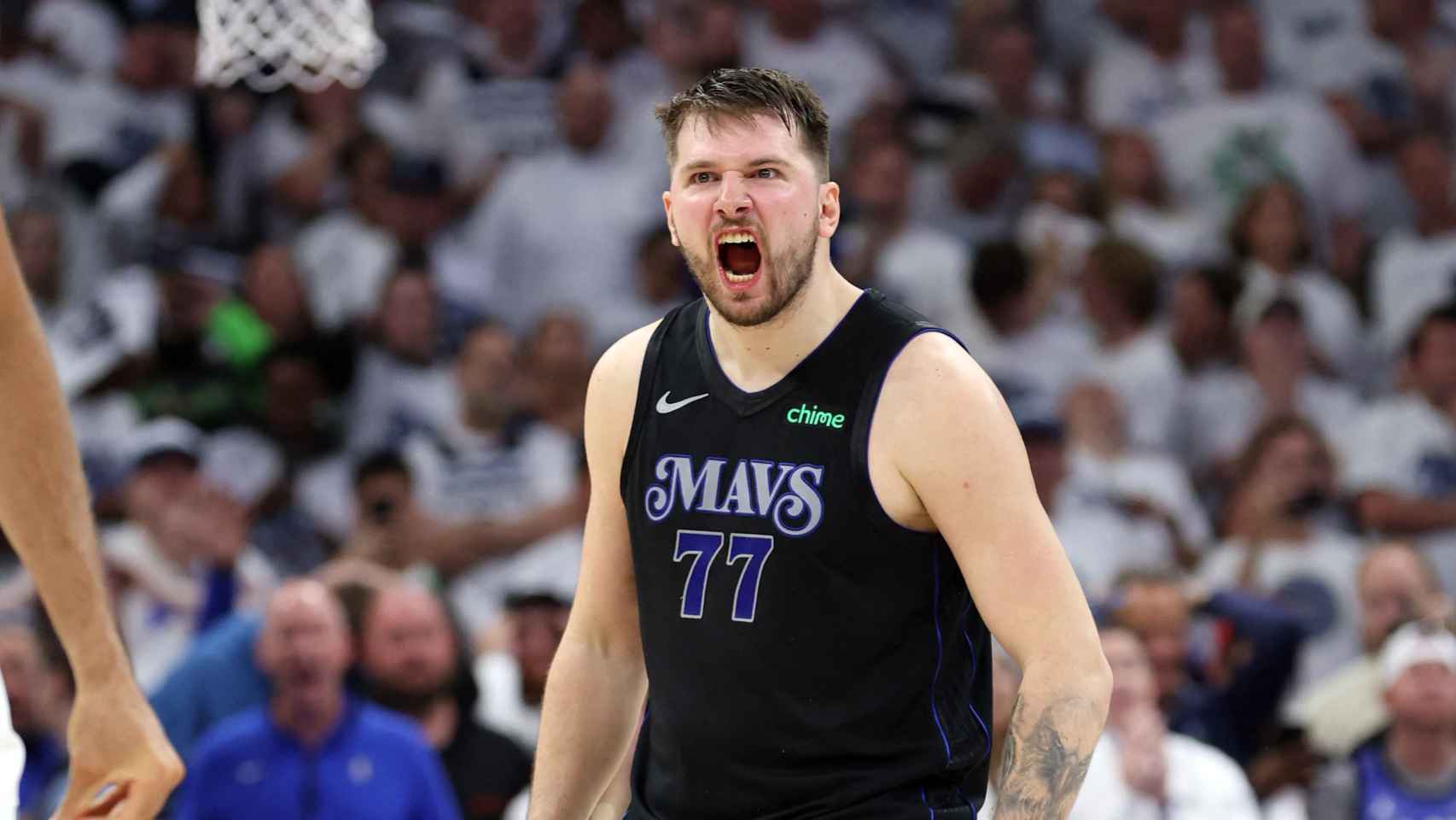 Luka Doncic celebra su canasta ganadora contra los Timberwolves