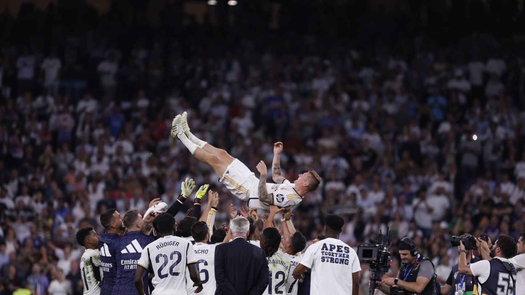 Kroos es manteado por sus compañeros del Real Madrid en su despedida del Santiago Bernabéu