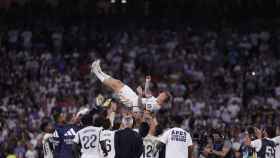Kroos es manteado por sus compañeros del Real Madrid en su despedida del Santiago Bernabéu