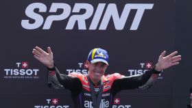 Aleix Espargaró celebra su victoria en la carrera al sprint, en el Gran Premio de Cataluña.