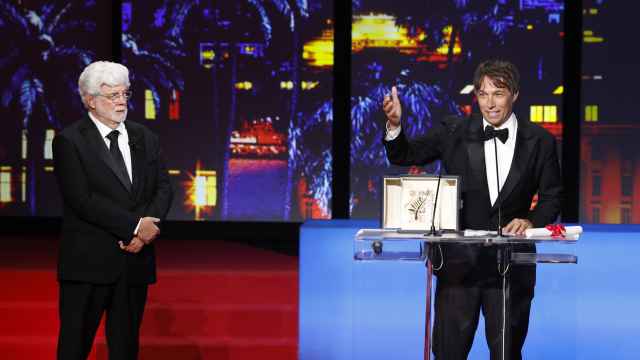 Sean Baker recibe el premio Palma de Oro por 'Anora' de manos de George Lucas durante la ceremonia de clausura y entrega de premios del 77º Festival de Cine de Cannes, en Francia, el 25 de mayo de 2024. Foto: EFE/EPA/ Sebastien Nogier