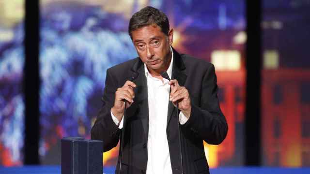 Miguel Gomes recoge el premio al mejor director en la ceremonia de clausura del Festival de Cannes. Foto: EFE / EPA / Sebastien Nogier