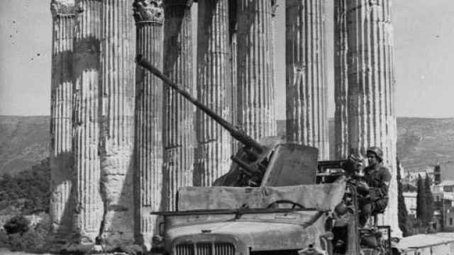 Cañón antiaéreo custodiando el Partenón durante la II Guerra Mundial. Foto: Archivos Federales de Alemania