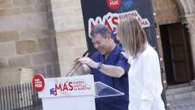 El presidente de Castilla-La Mancha, Emiliano García-Page, junto a la candidata del PSOE a la elecciones europeas, Cristina Maestre.