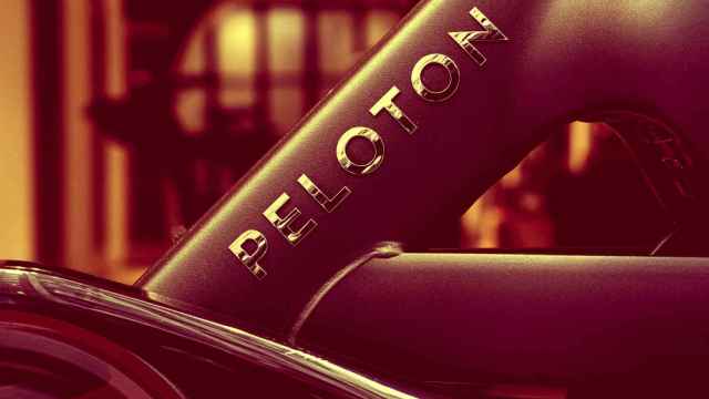 Una bicicleta estática dentro de una tienda Peloton en Manhattan, Nueva York (EEUU).