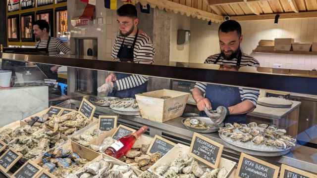 Abridores de ostras en la barra de El Puertito en la fiesta de celebración de su primer aniversario en Madrid esta semana.